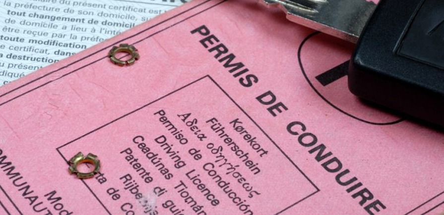 Permis de conduire : non, vous ne risquez rien à garder votre permis rose  et vous n'aurez pas d'amende pour l'instant ! 